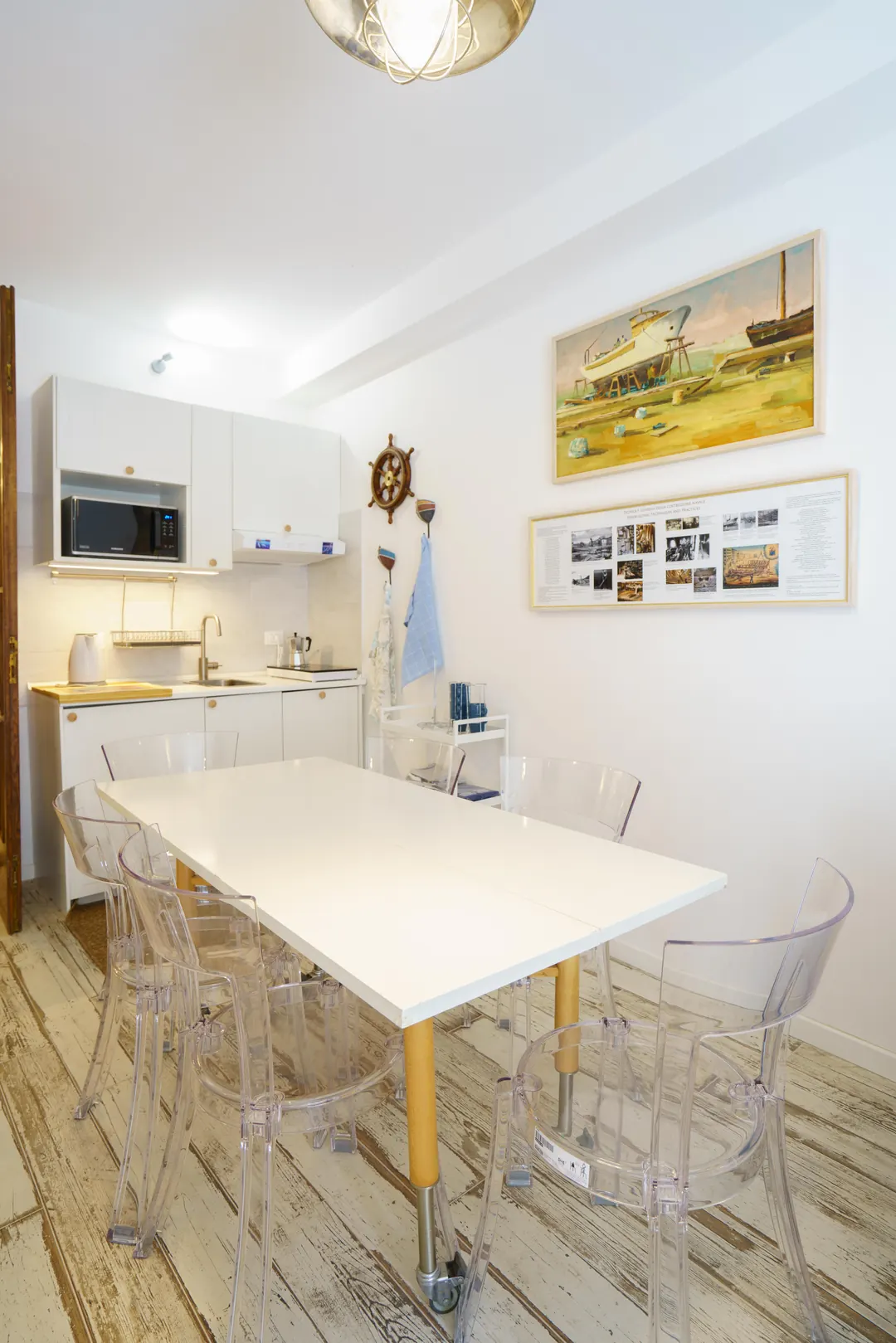 Cucina bianca con tavolo e sedie trasparenti