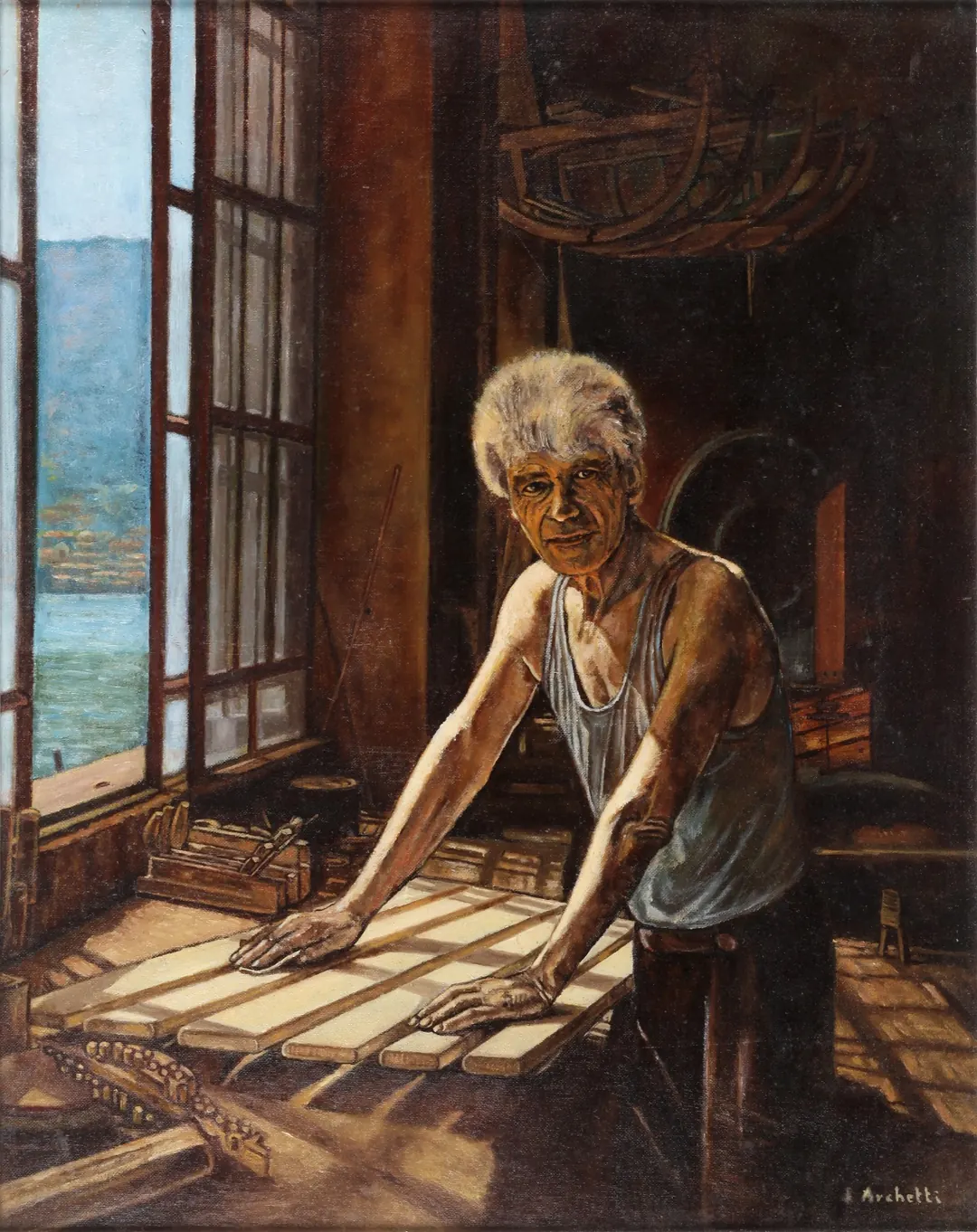 Dipinto di un anziano maestro d’ascia che lavora tavole di legno accanto a una finestra aperta sul mare