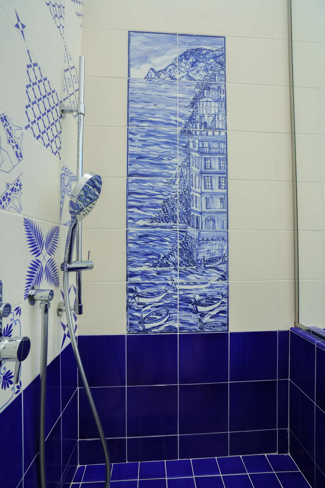 Doccia con maioliche bianche e blu e un pannello dipinto