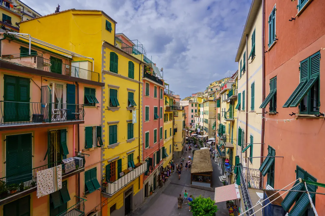 Via Colombo a Riomaggiore, con le case colorate e le persiane verdi